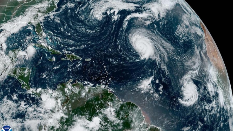 Fotografía satelital cedida este viernes 4 de octubre de 2024 por la Oficina Nacional de Administración Oceánica y Atmosférica (NOAA) a través del Centro Nacional de Huracanes (NHC) estadounidense donde se muestra la localización del huracán Kirk y la tormenta tropical Leslie en el Atlántico. EFE/NOAA-NHC