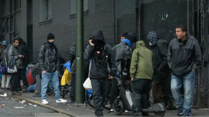 Personas sin hogar se paran en la acera entre presuntos traficantes de drogas en San Francisco el 23 de febrero de 2023. (John Fredricks/)