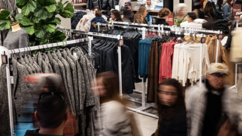 Compradores en la tienda de Abercrombie & Fitch durante el “Viernes Negro” en Nueva York, el 24 de noviembre del 2023, el comienzo no oficial de la temporada de compras navideñas. (Yuki Iwamura/AFP vía Getty Images)