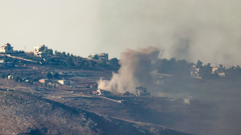 Una fotografía tomada desde el norte de Israel a lo largo de la frontera con el sur del Líbano muestra humo ondeando sobre el sur del Líbano durante el bombardeo israelí el 4 de octubre de 2024. (Jalaa Marey/AFP vía Getty Images)