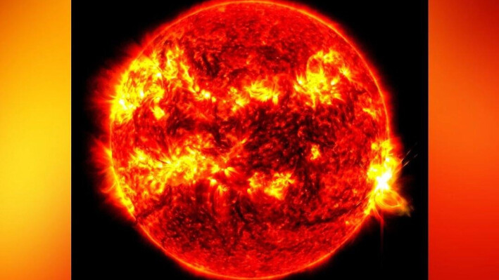 Una llamarada solar, el destello brillante de la derecha, el 14 de mayo de 2024. (NASA/SDO vía AP)