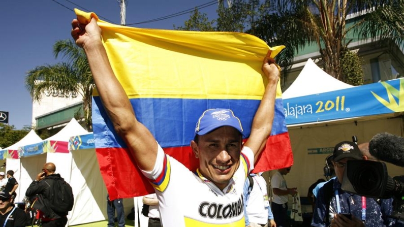 Fotografía de archivo del 10 de octubre de 2011 del ciclista colombiano Marlon Pérez, celebrando tras ganar la medalla de oro en la contrarreloj individual masculina de ciclismo de ruta de los Juegos Panamericanos de Guadalajara (México). EFE/ Mario Castillo