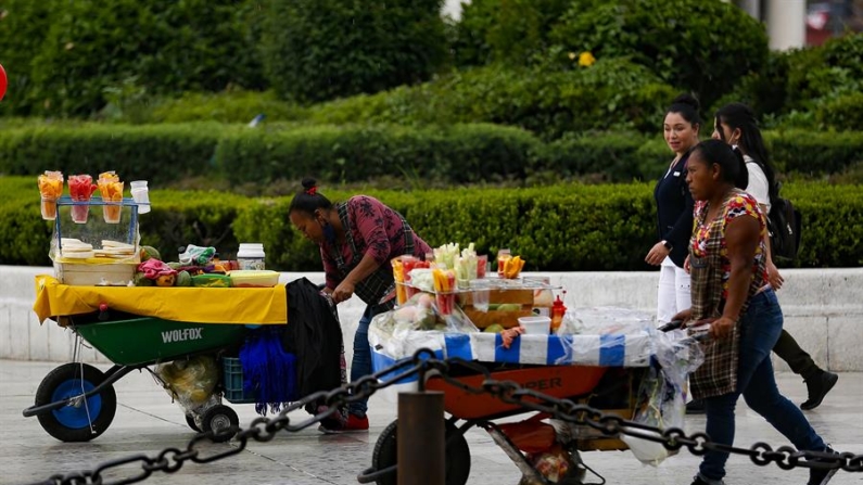 Fotografía de archivo de vendedoras ambulantes en las calles de Ciudad de México (México). EFE/Carlos Ramírez