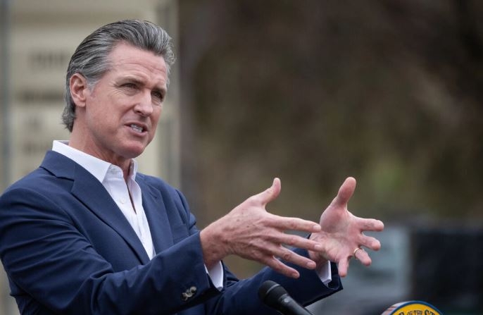 El gobernador de California Gavin Newsom habla en Los Ángeles el 25 de septiembre de 2024. John Fredricks/The Epoch Times)