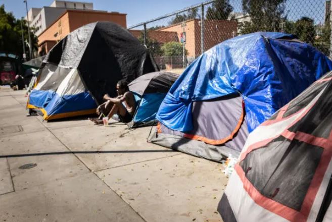 Un campamento de personas sin hogar en Los Ángeles el 7 de agosto de 2024. En la ciudad de Norwalk, en el condado de Los Ángeles, viven unas 198 personas sin hogar, según el Almanaque de Los Ángeles. (John Fredricks/The Epoch Times)