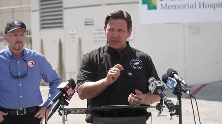 El gobernador de Florida, Ron DeSantis, ofrece una actualización a los medios sobre la tormenta Helene en Bradenton, el 30 de septiembre de 2024. (DeSantis X/Captura de pantalla a través de NTD)