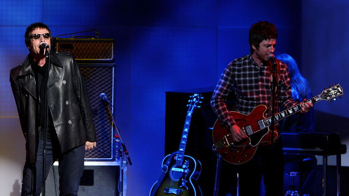 Noel Gallagher y Liam Gallagher de Oasis asisten al programa de televisión italiano "Che Tempo Che Fa" el 9 de noviembre de 2008 en Milán, Italia. (Vittorio Zunino Celotto/Getty Images)