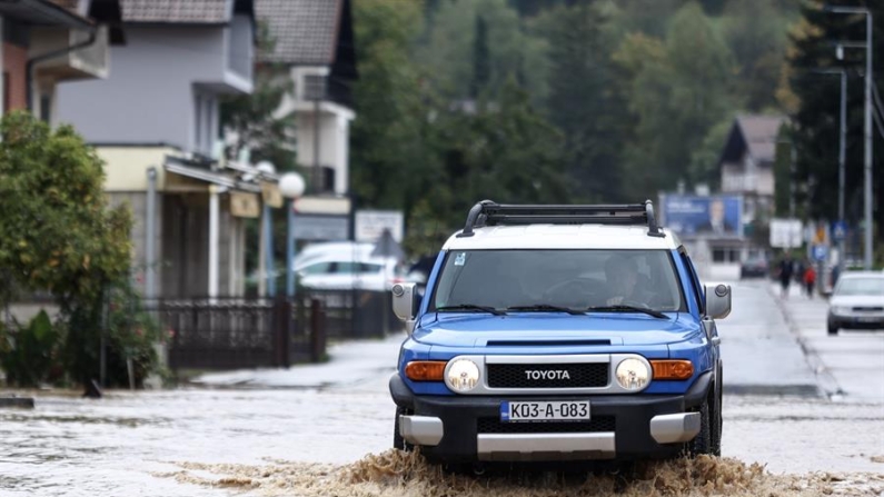 Un automóvil circula por una calle inundada en Kiseljak, Bosnia y Herzegovina, 4 de octubre de 2024. EFE/EPA/Nidal Saljic 