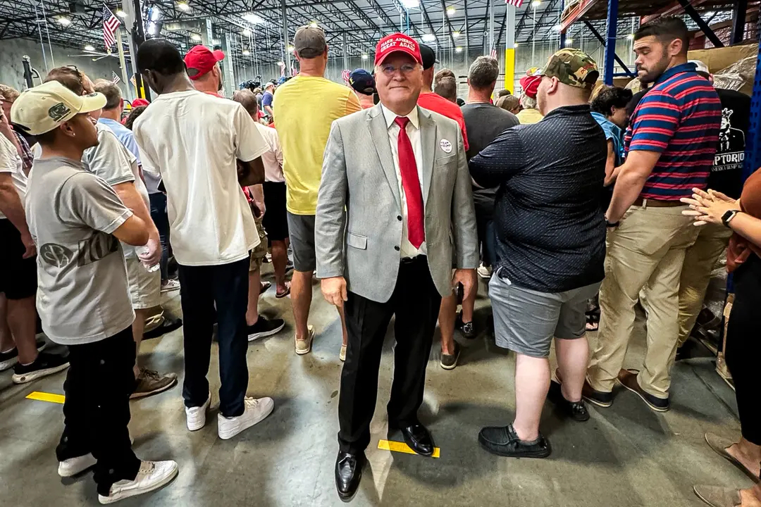 El reverendo Nick Baker, pastor de la Faith Baptist Church, asiste a un mitin de Trump en Mint Hill, Carolina del Norte, el 25 de septiembre de 2024. (Arjun Singh/The Epoch Times)