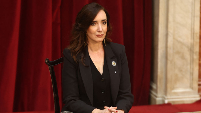 La vicepresidenta de Argentina, Victoria Villarruel, escucha al presidente de Argentina, Javier Milei (fuera de cuadro) durante la presentación del proyecto de presupuesto 2025 al Congreso en Buenos Aires el 15 de septiembre de 2024. (Alejandro Pagni/AFP vía Getty Images)