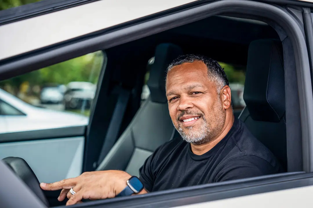 Russell, un proveedor de servicios de salud conductual, posa para una foto en su cibercamión en Greensboro, Carolina del Norte, el 19 de septiembre de 2024. (Madalina Vasiliu/The Epoch Times)