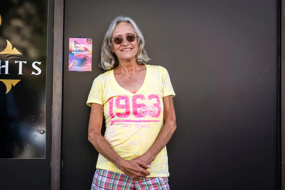 Jill Radzcwiz, de Salisbury, N.C., partidaria de Harris, posa para una foto en Wilmington, N.C., el 21 de septiembre de 2024. (Madalina Vasiliu/The Epoch Times)