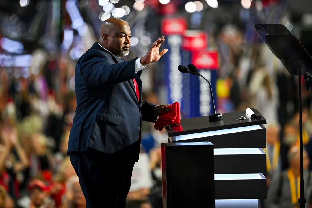 El vicegobernador de Carolina del Norte, Mark Robinson, habla en el escenario durante el primer día de la Convención Nacional Republicana en el Fiserv Forum, en Milwaukee, el 15 de julio de 2024. (Leon Neal/Getty Images)