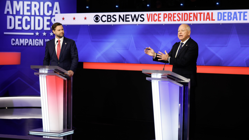 El candidato republicano a la vicepresidencia, el senador JD Vance (R-OH), y el candidato demócrata a la vicepresidencia, el gobernador de Minnesota, Tim Walz, participan en un debate en el CBS Broadcast Center el 1 de octubre de 2024 en la ciudad de Nueva York.  (Chip Somodevilla/Getty Images)