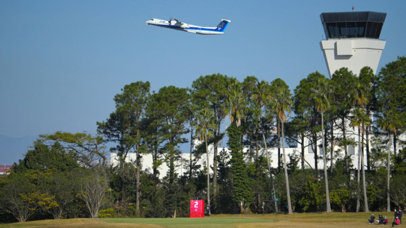 Un avión despega del aeropuerto de Miyazaki, Japón, en una foto de archivo. (Yoshimasa Nakano/Getty Images)