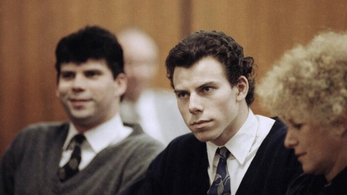 Lyle (izquierda) y Erik Menéndez se sientan con el abogado defensor Leslie Abramson (derecha) en el Tribunal Municipal de Beverly Hills durante una audiencia el 26 de noviembre de 1990. (Nick Ut/AP Foto)