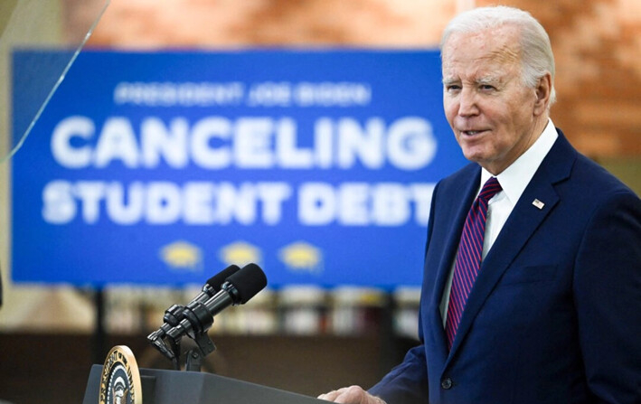 El presidente Joe Biden llega a un evento para anunciar que su administración aprobó la cancelación de la deuda estudiantil por 1200 millones de dólares para casi 153,000 prestatarios, en la Biblioteca Julian Dixon, en Culver City, California, el 21 de febrero de 2024. (Andrew Caballero-Reynolds/AFP vía Getty Images)