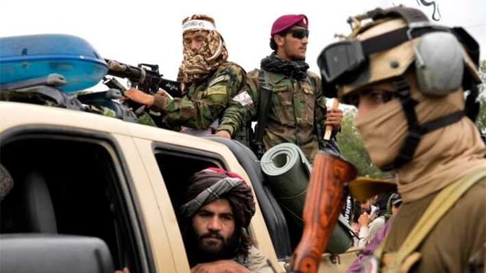 Combatientes talibanes celebran un año desde que tomaron la capital afgana, Kabul, frente a la embajada de Estados Unidos en Kabul, Afganistán, el 15 de agosto de 2022. (Ebrahim Noroozi/Foto AP)