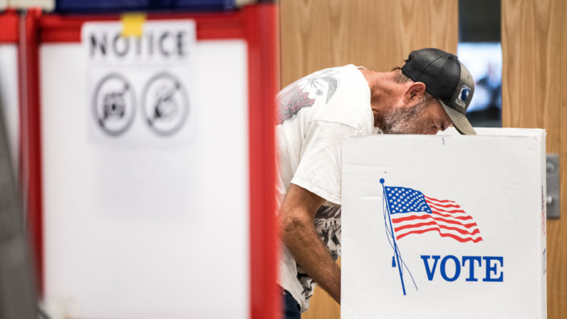 Un hombre emite un voto durante una elección especial en el 9º Distrito Congresional de Carolina del Norte el en Charlotte, Carolina del Norte, 10 de septiembre de 2019. (Sean Rayford/Getty Images)