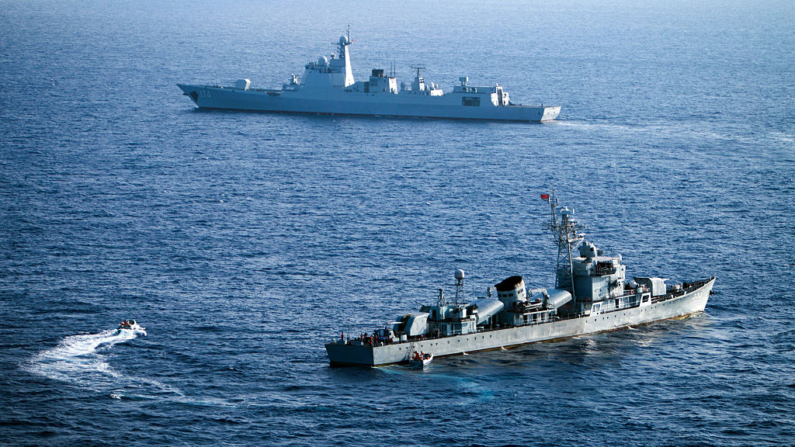 Tripulantes de la Flota del Mar Meridional de China participando en un simulacro en las islas Xisha o Paracel, en el mar de China Meridional, el 5 de mayo de 2016. (Ben Dooley, STR/AFP vía Getty Images)