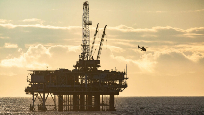 Una plataforma petrolífera frente a la costa de Huntington Beach, California, el 29 de noviembre de 2023. (John Fredricks/The Epoch Times)