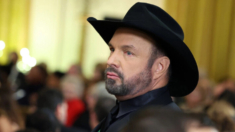 Cantante de country Garth Brooks enfrenta demanda por presunta violación a su exestilista