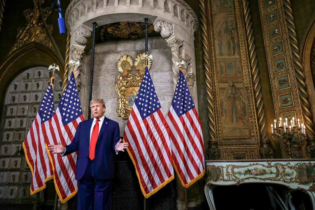 El candidato presidencial republicano y ex presidente Donald Trump habla en la biblioteca de Mar-a-Lago en Palm Beach, Florida, el 4 de marzo de 2024. (Alon Skuy/Getty Images)