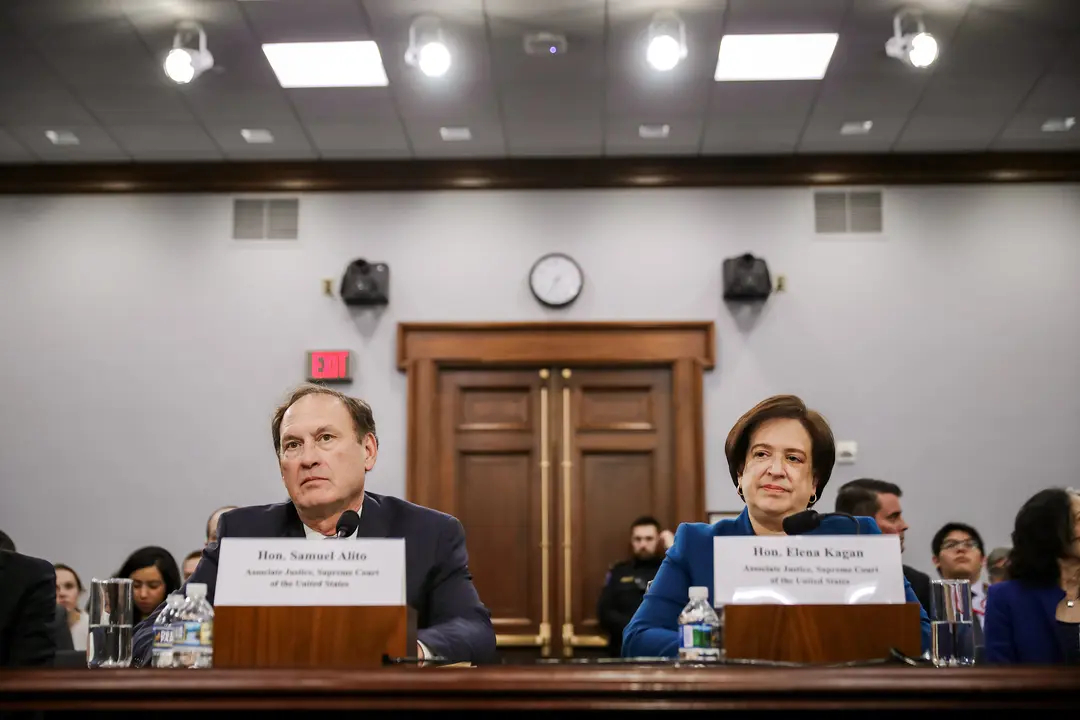 Los jueces asociados de la Corte Suprema de Estados Unidos Samuel Alito (I) y Elana Kagan testifican sobre el presupuesto de la corte durante una audiencia del Subcomité de Servicios Financieros y Gobierno General del Comité de Asignaciones de la Cámara de Representantes en Washington el 7 de marzo de 2019. (Chip Somodevilla/Getty Images)