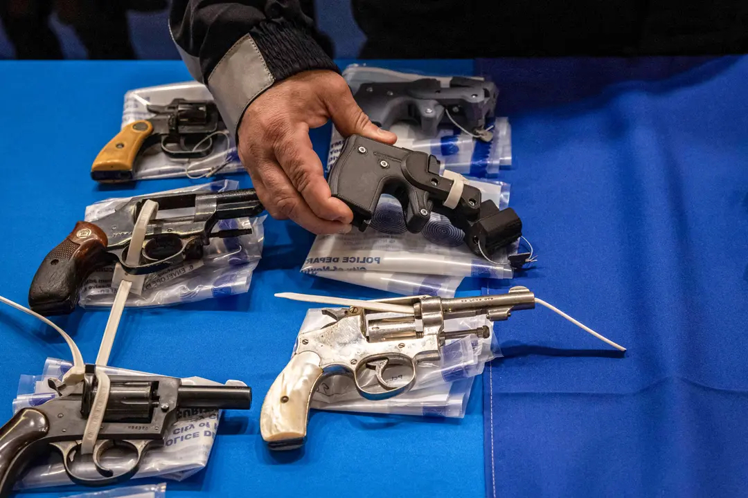 Una persona sostiene una pistola fantasma impresa en 3D durante un acto estatal de recompra de armas organizado por la oficina del Fiscal General del Estado de Nueva York en el distrito neoyorquino de Brooklyn el 29 de abril de 2023. (Yuki Iwamura/AFP vía Getty Images)