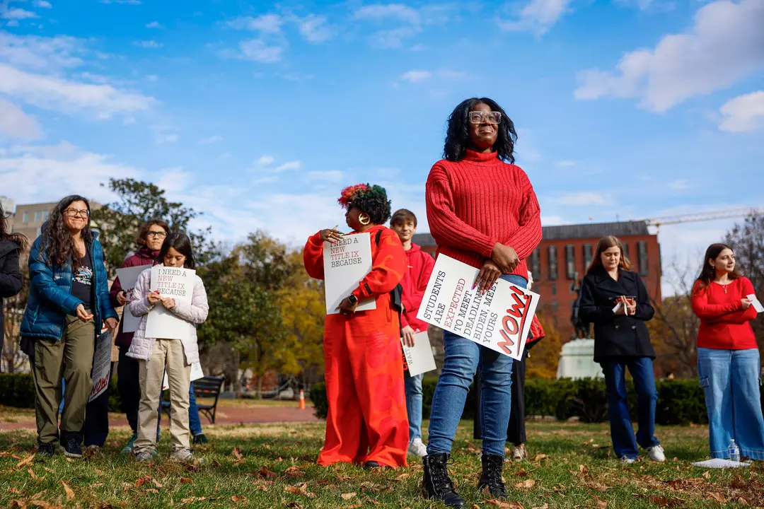 Activistas se manifiestan para pedir al presidente Joe Biden que finalice una nueva norma del Título IX para ayudar a proteger a las víctimas de agresiones sexuales y a los estudiantes LGBTQ en los campus universitarios, en Lafayette Park, cerca de la Casa Blanca, el 5 de diciembre de 2023. (Anna Moneymaker/Getty Images)