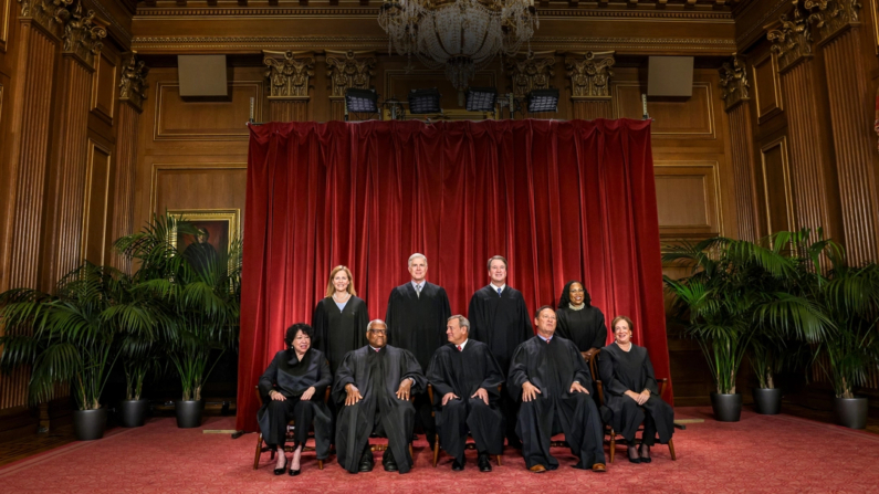 (De izq. a dcha.) Los jueces asociados de la Corte Suprema de EE. UU. Sonia Sotomayor, Amy Coney Barrett, Clarence Thomas, Neil Gorsuch, el presidente de la Corte Suprema John Roberts, los jueces asociados Brett Kavanaugh, Samuel Alito, Ketanji Brown Jackson y Elena Kagan posan para su retrato oficial en la Sala de Conferencias Este de la Corte Suprema en Washington el 7 de octubre de 2022. (Alex Wong/Getty Images)