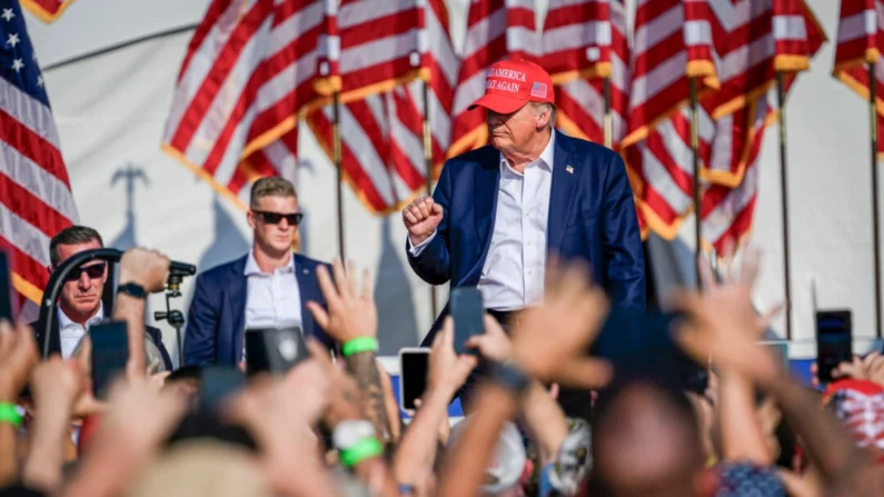 El candidato presidencial republicano y expresidente Donald Trump llega a un mitin de campaña en Butler Farm Show Inc. en Butler, Pensilvania, el 13 de julio de 2024. Jeff Swensen/Getty Images