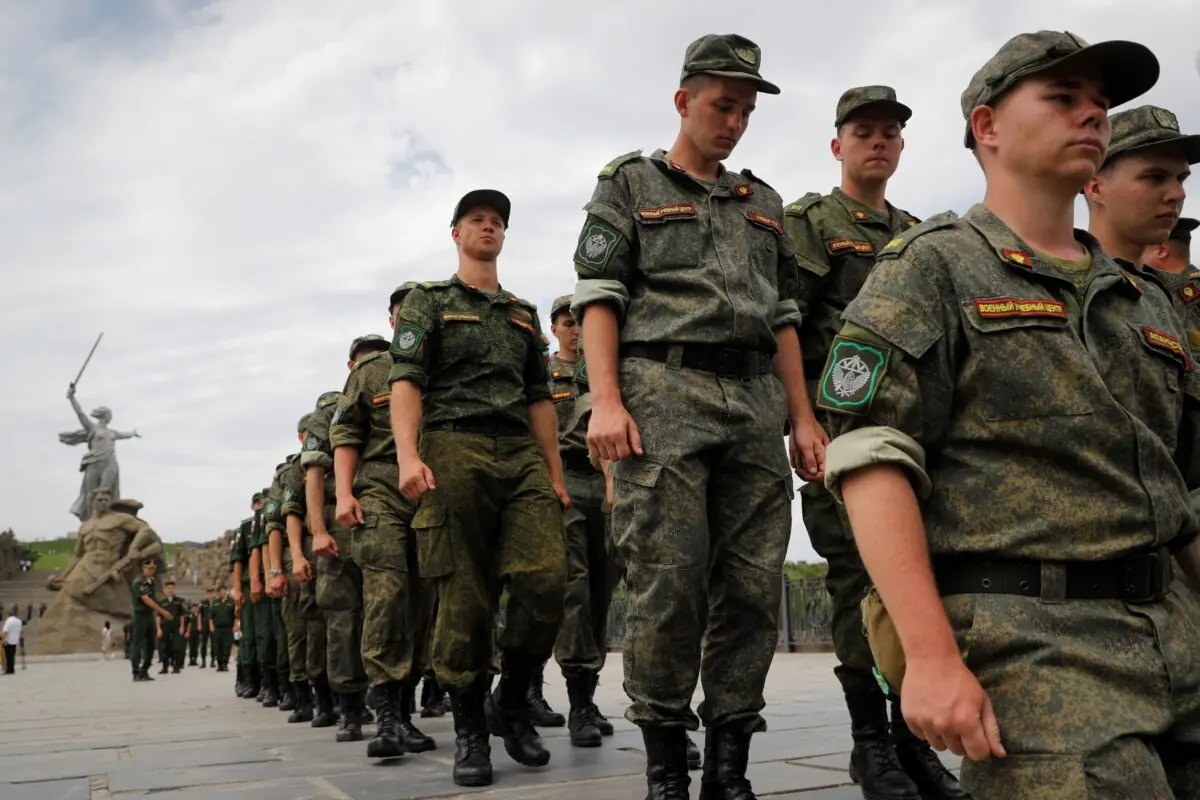 Soldados rusos marchan en apoyo de los soldados involucrados en la operación militar en Ucrania en el Mamaev Kurgan, un monumento conmemorativo de la Segunda Guerra Mundial en Volgogrado, Rusia, el 11 de julio de 2022. (Alexandr Kulikov/Foto AP)