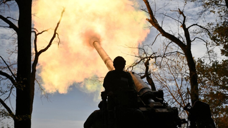 Militares ucranianos de la 43ª Brigada de Artillería disparan un cañón autopropulsado 2S7 Pion hacia posiciones rusas en una línea del frente en la región de Donetsk, Ucrania, el 27 de septiembre de 2024. (Genya Savilov/AFP vía Getty Images)