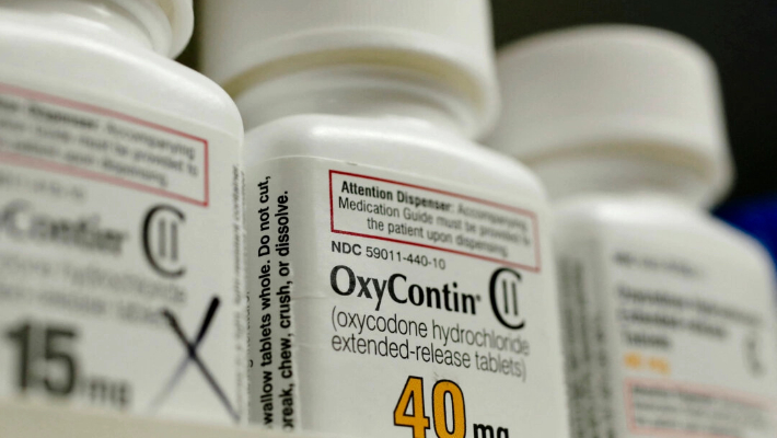 Botellas del analgésico de prescripción OxyContin hecho por Purdue Pharma LP se sientan en un estante en una farmacia local en Provo, Utah, el 25 de abril de 2017. (George Frey/Reuters)