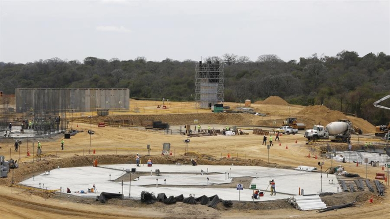 Fotografía cedida por la Presidencia de Ecuador que muestra la construcción de una cárcel de máxima seguridad, en Santa Elena (Ecuador). EFE/ Presidencia De Ecuador