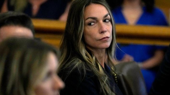 Karen Read espera que se reanude su proceso judicial en la Corte Superior de Norfolk en Dedham, Massachusetts, el 28 de junio de 2024 (Charles Krupa, Pool/AP Photo)
