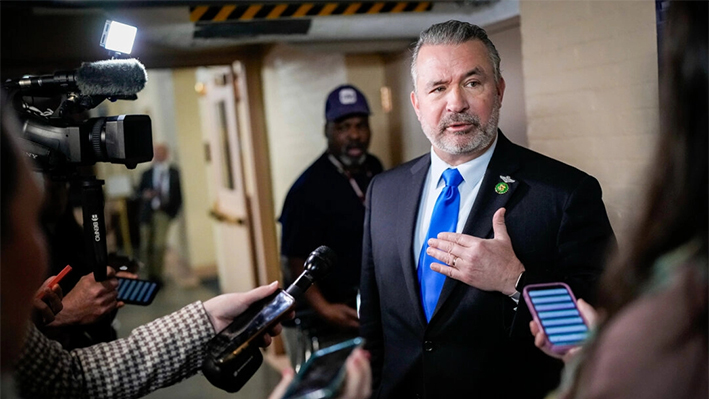 El representante Don Bacon (R-Neb.) habla con los periodistas en el Capitolio, en Washington, el 10 de enero de 2023. (Drew Angerer/Getty Images)