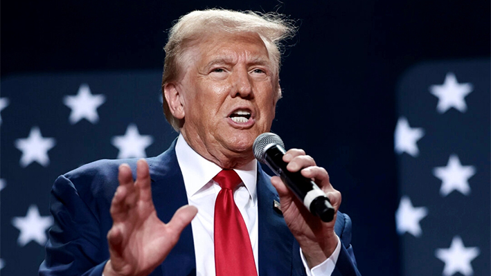 El candidato presidencial republicano, el expresidente Donald Trump, participa en un ayuntamiento en el Crown Center Arena de Fayetteville, Carolina del Norte, el 4 de octubre de 2024. (Win McNamee/Getty Images)