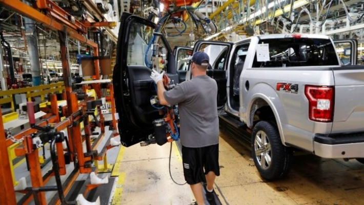 Un ensamblador de United Auto Workers instala las puertas delanteras en una camioneta Ford F-150 2018 que se ensambla en la planta de ensamblaje Ford Rouge en Dearborn, Michigan, el 27 de septiembre de 2018. (Carlos Osorio/Archivo AP)