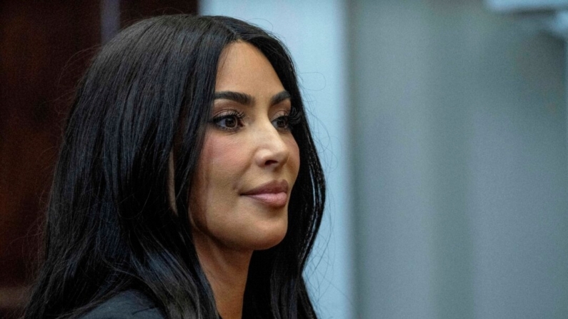 La estrella de Reality y empresaria Kim Kardashian asiste a un acto para debatir la reforma de la justicia penal con la vicepresidenta Kamala Harris en la Casa Blanca el 25 de abril de 2024. (Jim Watson/AFP vía Getty Images). 