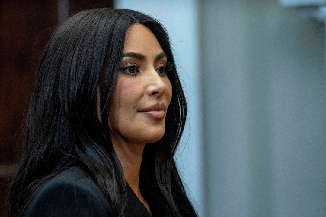 Kim Kardashian solicita reconsiderar sentencia a cadena perpetua de hermanos Menéndez