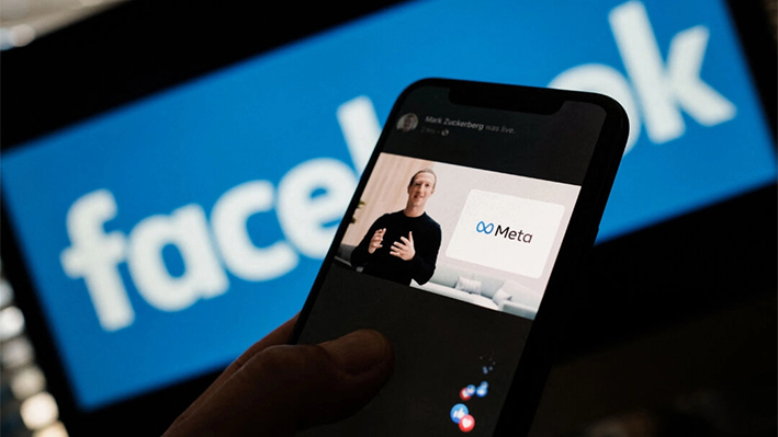 Un smartphone muestra al CEO de Facebook, Mark Zuckerberg, desvelando el logo de META, en Los Ángeles el 28 de octubre de 2021. (Chris Delmas/AFP vía Getty Images)