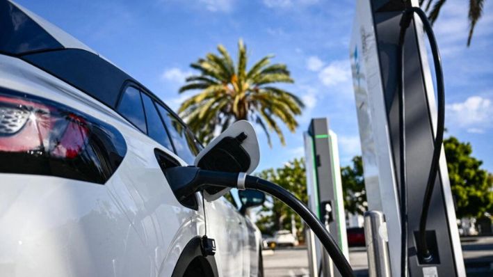 Un vehículo eléctrico carga en el aparcamiento de un centro comercial en Torrance, California, el 23 de febrero. (Patrick T. Fallon/AFP vía Getty Images)