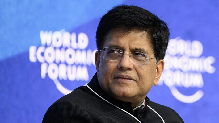 El ministro indio de Comercio e Industria, Piyush Goyal, observa durante una sesión de la reunión anual del Foro Económico Mundial (FEM) en Davos, el 25 de mayo de 2022. (Fabrice Coffrini/AFP vía Getty Images)