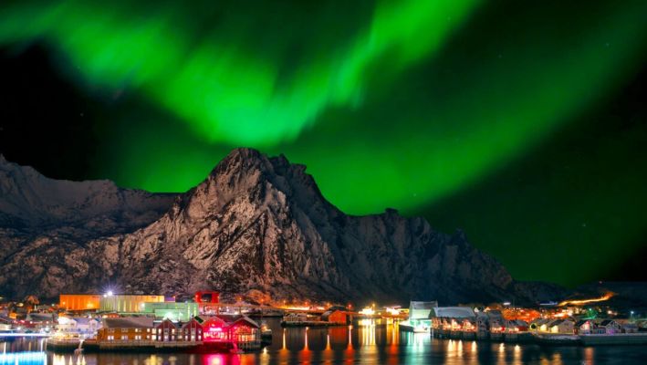 La aurora boreal sobre Svolvar, Noruega. (Cortesía de Hurtigruten). 
