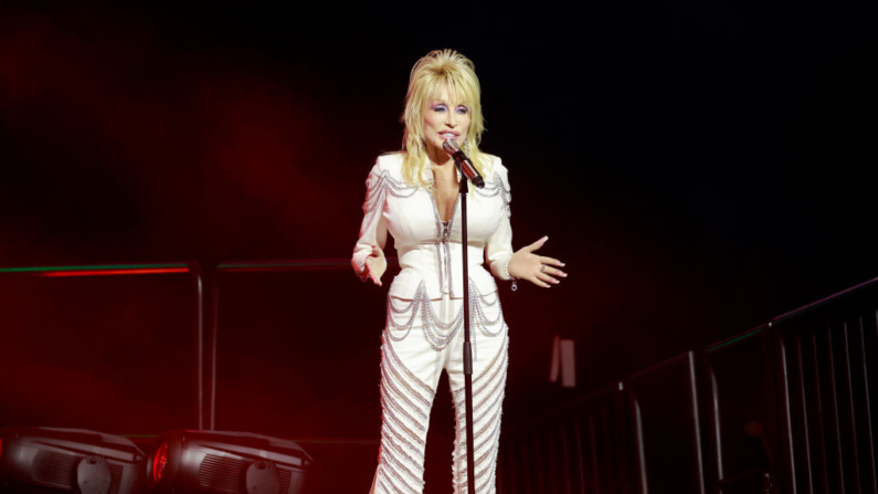 Dolly Parton habla en el escenario durante un evento en Nashville el 6 de junio de 2024. (Jason Kempin/Getty Images)