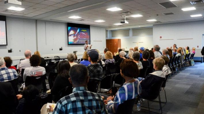 Docenas de personas se reunieron en la Biblioteca Pública de Lewes en Lewes, Delaware, para la proyección de State Organs, un documental que expone la recolección forzada de órganos en China, en octubre. 3, 2024. (Frank Liang/The Epoch Times)