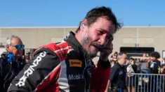 Keanu Reeves protagoniza un trompo en su debut como piloto en el Indianapolis Speedway