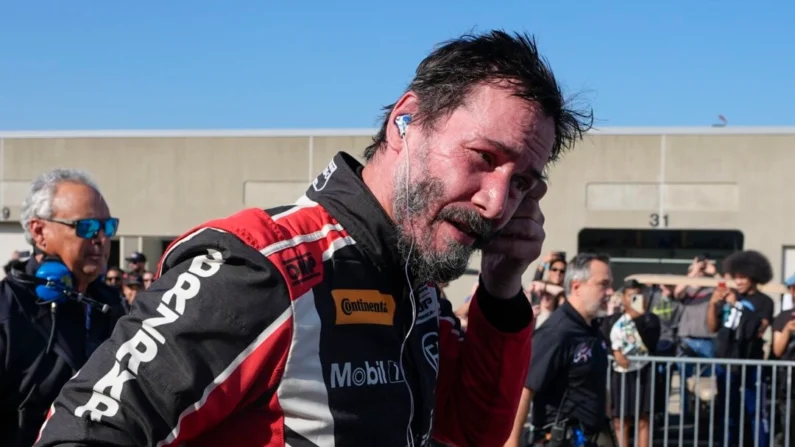 Keanu Reeves conduce durante la carrera de coches de la GR Cup Series en el Indianapolis Motor Speedway el 5 de octubre de 2024. (Darron Cummings/Foto AP)